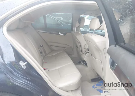 2013 Mercedes-Benz C 250 Sport z USA, uszkodzony, nr VIN WDDGF4HB8DA840737